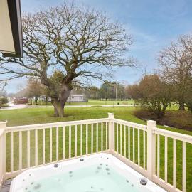 The Major Oak Lodge with Hot Tub, hotel in York