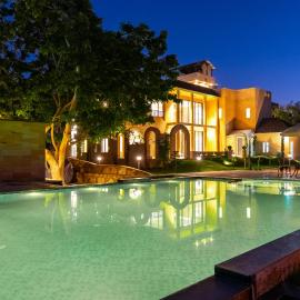 ELIVAAS Signature TUSCAN Villa Pet-Friendly with Pvt Pool and Lawn, хотел в Пушкар