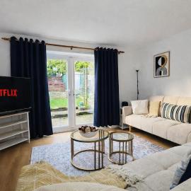 4 Bed Cosy Home w Free parking, Pets Welcome