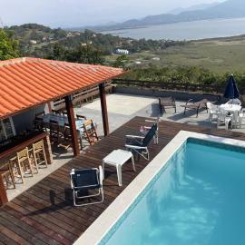 Casa com piscina e incrível vista para lagoa, hotel in Garopaba