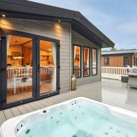 Peace Lodge with Hot Tub