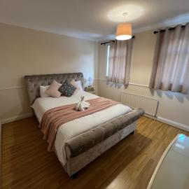 Super King Bed Suite, 5 double beds, WiFi, free off road parking 8 cars