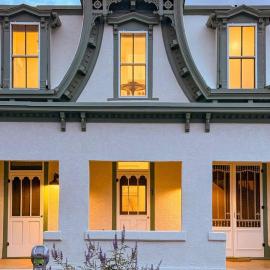 The Apache Plume Suite at The Hesch House - Prime Location in the Railyard Art's District, hotel in Santa Fe