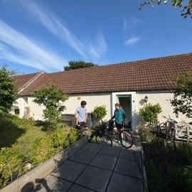 Charming Old Cottage for Share, Cosy Double Room with 2 Single Bed