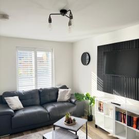 Parkside Luxury 3 bedroom home, 5 min to Ebbsfleet Station and has free Parking
