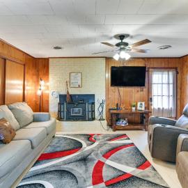 2 Mi to MSU Campus! Family Abode w/ Spacious Yard, hotel in Starkville