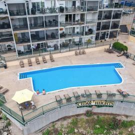 Lakefront Condo w/ 3 Pools, Boat Slip & Patio Views at 13mm of the BIg Niangua, hotell i Camdenton