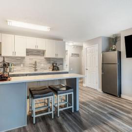 Newly Remodeled Top-floor Condo near Downtown Bend