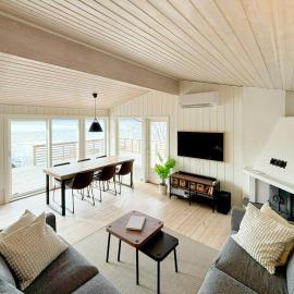 Cabin By Lake Tyrifjorden With Water Views, hotel di Holte