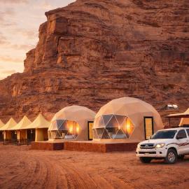 Rum Four Seasons luxury Camp & Jeep Tours – hotel w mieście Wadi Rum
