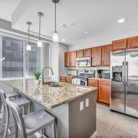 Luxury High-rise Condo w/ Views! Heart of Downtown, hotel di Cleveland