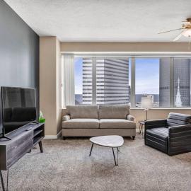Luxury High-Rise • 18th Floor Condo • Parking $, hotel i Cleveland
