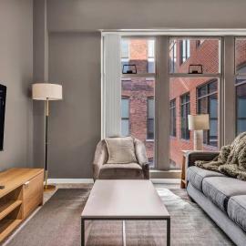 Luxe Downtown Condo • Pool Table & Parking, hotel di Cleveland