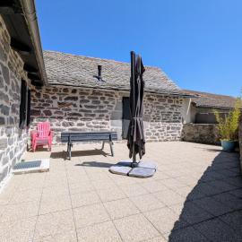 Gîte familial avec jardin, près du Puy-en-Velay et station de ski des Estables – hotel w mieście Saint-Front