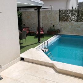 Seaside family friendly house with a swimming pool Rogoznica - 25216, hotel in Rogoznica
