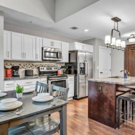 LUXE Condo Downtown | Security•Gym•Parking, hotel u gradu Klivlend