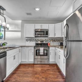 Stunning Downtown Condo with Parking & Gym, Hotel in Cleveland