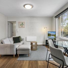 2BR Flemington Walk to Showgrounds Parking