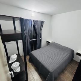 Departamento ESTRADA ideal para pasajeros en tránsito, viajes laborales o estadías cortas Ubicado en Ezeiza, a solo 20 minutos del Aeropuerto Internacional Ministro Pistarini, ofrece comodidad y practicidad para hasta 4 personas، فندق في Tristán Suárez