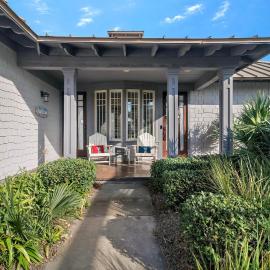 Beachclub Cottage 23 -Upscale Luxury-Privacy-2-Kings-5 minute walk to Beach