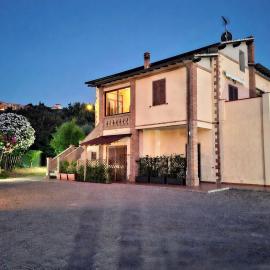 Agriturismo IL VECCHIO OLIVO, hotel i Castagneto Carducci