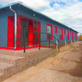 Monarca inn - Affordable Accomodation in makwane molapo location Qwaqwa، فندق في Phuthaditjhaba