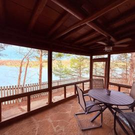 Log Cabin Retreat Two Cabins One Stay, hotel u gradu Kamdenton