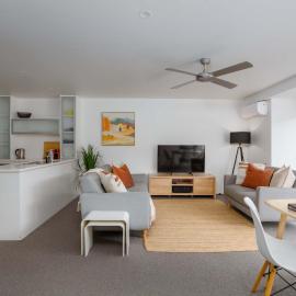 Sunny and Spacious - moments from the Beach and Downtown