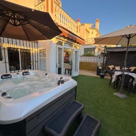 Villa Luis Cernuda - Casa 202 - Vistas - Jacuzzi - Piscina - tenis，托羅克斯的飯店