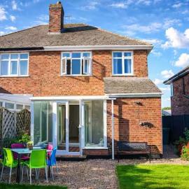 Grantham Stays, Spacious 3 Bedroom House, Sleeps 5, Free Parking & Fast WiFi