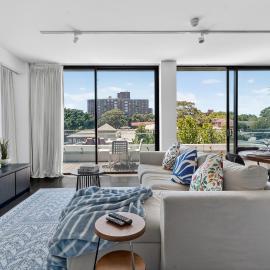 Luxury Apartment with Big East Facing Balcony Short Walk to Central Station