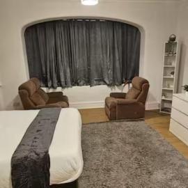 Spacious Two Bedroom Flat with Dedicated Workspace in Worsley, hotel in Worsley