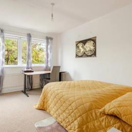 4 Bedroom Homely House - Sleeps 10 Comfortably with 6 Beds and Free Parking in Milton Keynes - Suitable for Business Travellers, Contractors, & Holiday-Goers, Near All Major Transport Links & City Centre and M1, hotel din Haversham