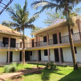 Las Palmeras Royal Suites - Kinaawa, hôtel à Kazinga