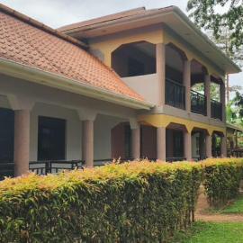 Las Palmeras Royal Suites - Kinaawa, hotelli kohteessa Kazinga