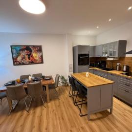 NEU - APARTMENT FOR 6 IN HAGEN- DIRECT PARKING! A45 - A1 - A46 Richtung Dortmund Netflix - WIFI, Fully-Automatic-COFFEMASHINE, KITCHEN, NETFLIX, DISNEY