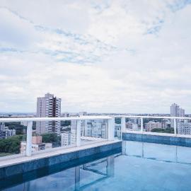 BE Deodoro, prédio novo! completo, com piscina e academia, perto do mercado público, hotel en Maringá