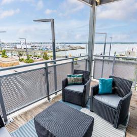 Harbourside Retreat - Spacious Balcony with Harbour Views, hotel en Poole