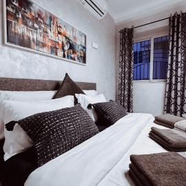 Sereno - Luxury Apartment with Hot Tub - Walk to St Julian's and Paceville, hotel in Is-Swieqi