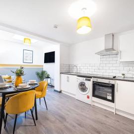 5-Bedroom apartment in Manchester - all en-suite bathrooms - sleeps 10 - free parking, hotel v destinácii Whitefield