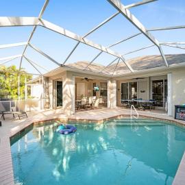 Private 4BR Pool Home Near Sun Splash Sleeps 8, hotel en Cabo Coral