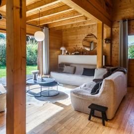 Warm modern chalet near ski resort, khách sạn ở Thollon