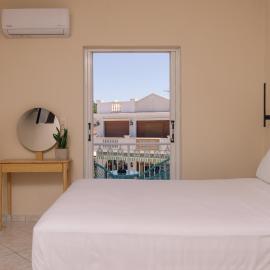 Maroudas Apartments: Planos şehrinde bir otel
