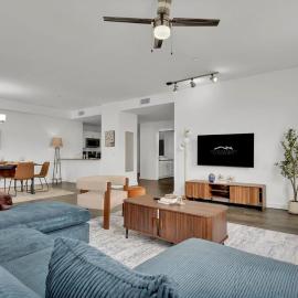 HEB703 Modern & Chic 2 Bedroom Condo Downtown Fort Worth, Free Parking, Walk to Convention Center, hotel a Fort Worth