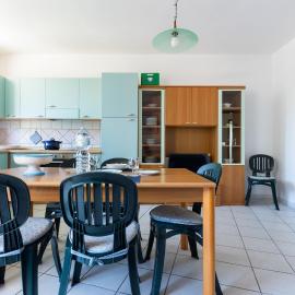 GuestHost - Cozy Flat with Terrace by the Sea، فندق في بوجيرو