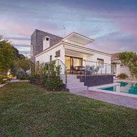 Modern Villa close to Costabella beach