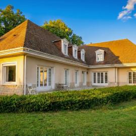 ImaginaSoi - Le Gîte - Maison de Maître très spacieuse avec parc - idéal groupe, hotell sihtkohas Dunières