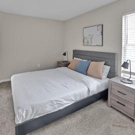 Modern Comfort w Balcony, Kitchen & WiFi