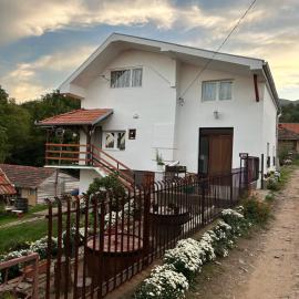 Apartmani Vukašinović、Bojnikのホテル