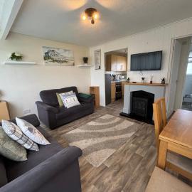 192, Two bed newly refurbished chalet on Sund0wner Holiday Park - Sleeps 5, pet friendly - Includes electricity, bed linen and towels - Entertainment options close by, hotel v mestu Hemsby